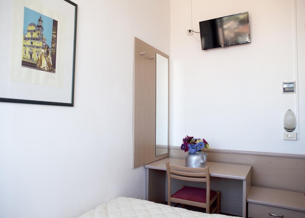 Hotel Salsedine " 5 Mt From The Beach ! " リミニ エクステリア 写真