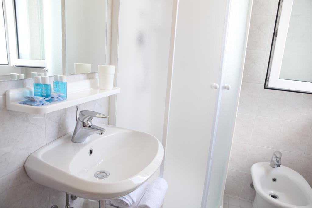 Hotel Salsedine " 5 Mt From The Beach ! " リミニ エクステリア 写真