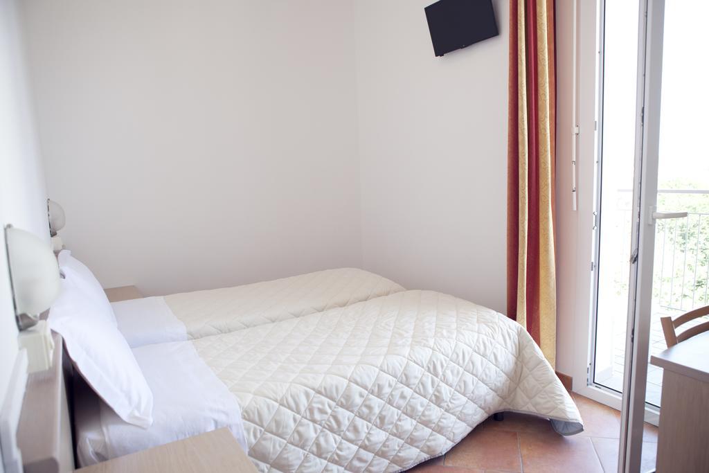Hotel Salsedine " 5 Mt From The Beach ! " リミニ エクステリア 写真