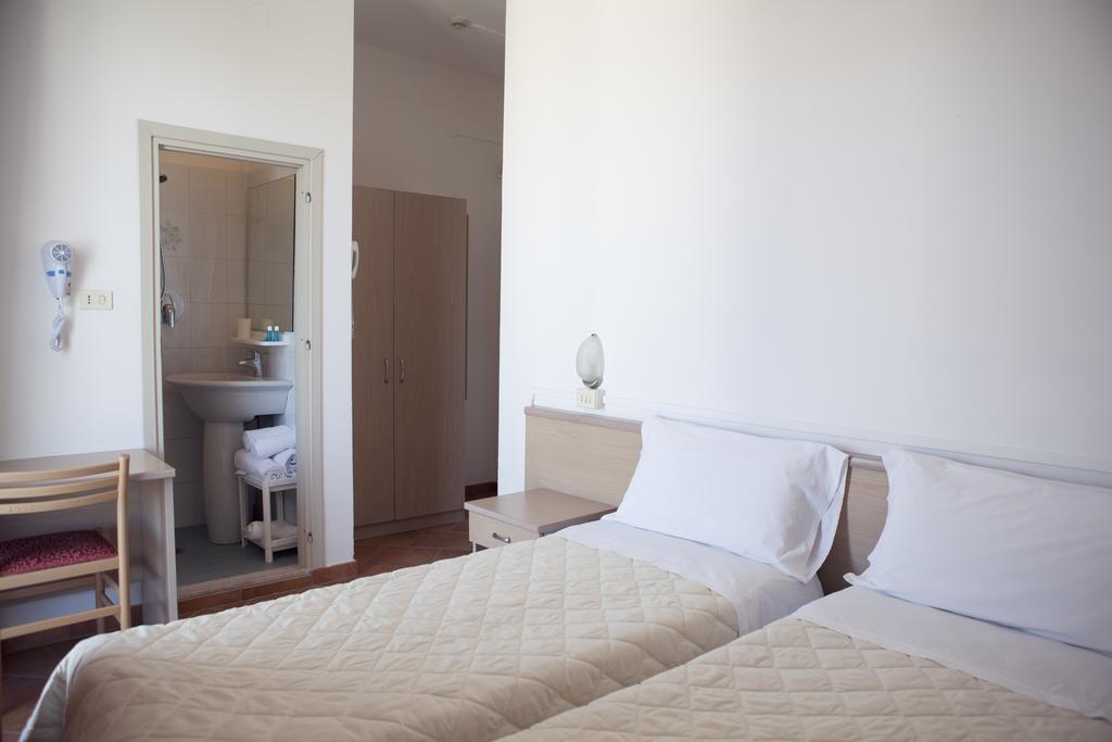 Hotel Salsedine " 5 Mt From The Beach ! " リミニ エクステリア 写真